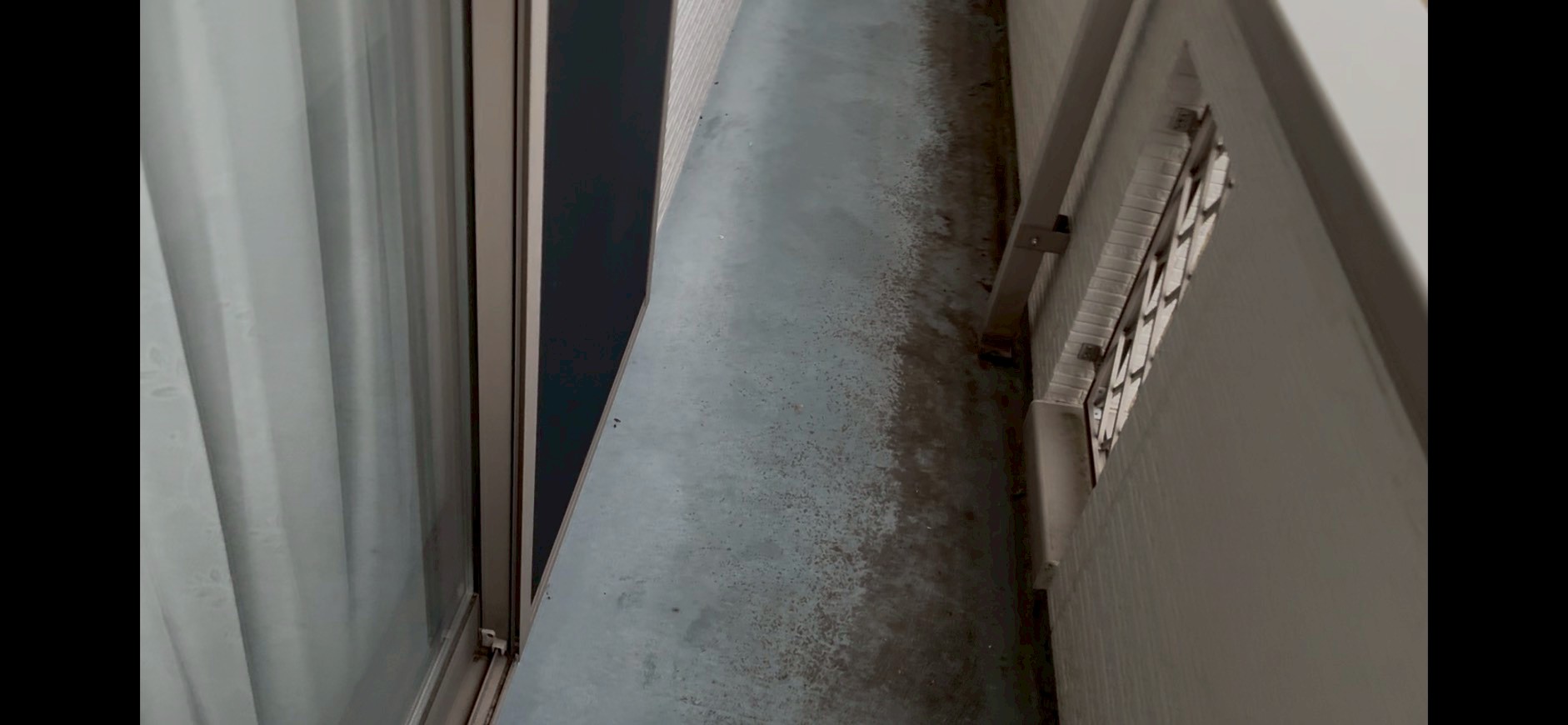 汚れが蓄積したバルコニー床